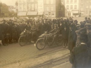 Harley-Davidson 1920 en 1915 (collectie R. van Bijnen)