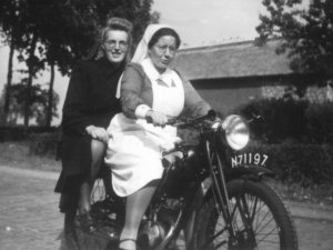de wijkzuster in Oirschot op haar motor, ca. 1950.