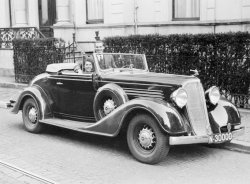 1935. Plaats onbekend (Arnhem?). Buick gereden door Carol Schade met naast hem mevr. Lucy van der Hage (Foto: Fotobureau Gazendam, Arnhem. Collectie E. Schade)