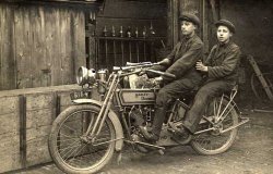 Twee zonen op de motor in Werkendam. De Harley heeft nog zijn Friese nummer B-154