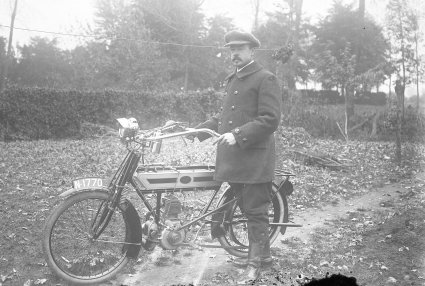 Simplex motorfiets van c. 1913 in Sint-Oedenrode, 1920.
