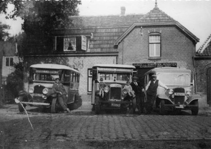 Autobussen uit Grave, 1930.