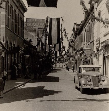 Tilburg, 1945. Ford.