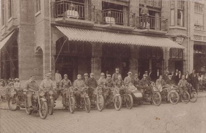 Helemaal links twee Harley Davidsons, 1917 (coll. Regionaal Archief Tilburg)