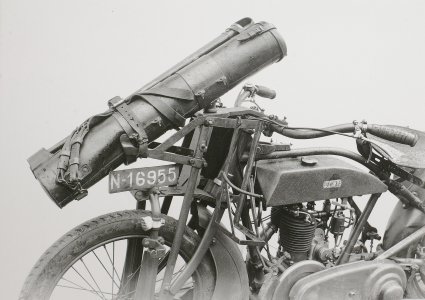 Eysink met mitrailleur, 1936 (Foto: Fotopersbureau Het Zuiden; coll. Erfgoed ’s-Hertogenbosch)