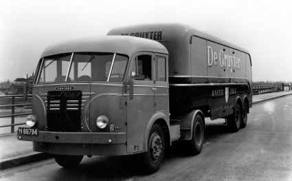 Panhard truck met oplegger, 1950.