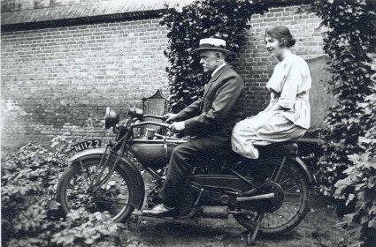 Jan Bouwman en zijn echtgenote op de motor (originele foto: Collectie Bert Rompa)