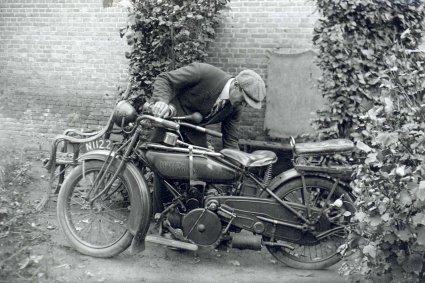 Toon Loonen bij de Harley van Jan Bouwman (originele foto: Collectie Bert Rompa)