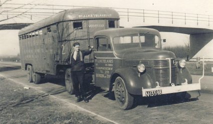 Volvo LV127 truck met oplegger, 1945-1950.