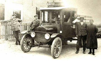 Familie Den Dekker bij hun Ford (foto: Collectie Jan Vos)