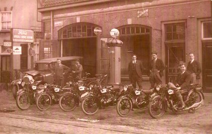 Matchless motoren bij de garage van Maessen in Etten (foto uit particuliere collectie)