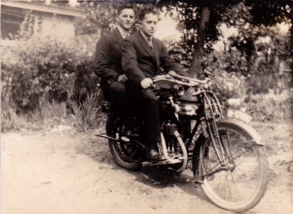 Willem den Dekker en Dirk Kok op de motor (originele foto: Collectie Gerard den Dekker)