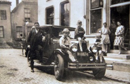 Janus van Gils met zijn zonen bij zijn auto in Klundert (originele foto: Collectie D. Langen)