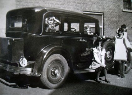 De kinderen in en bij de auto, 1932 (originele foto: Collectie Adri Ekstijn)