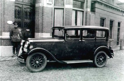 De Ford [Dodge] van dr. Peeters (Collectie St. Het Uden-archief van Bressers)