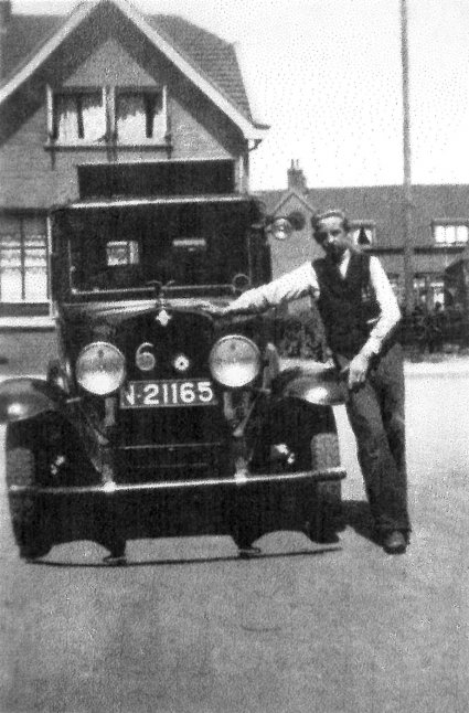 Cor de Brouwer bij de auto, 1934 (Collectie M. Homveld-de Brouwer)