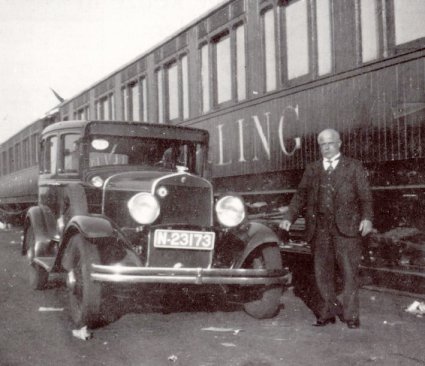 Janus van Bommel bij zijn auto, c. 1933-1934 (Collectie W. van Bommel)