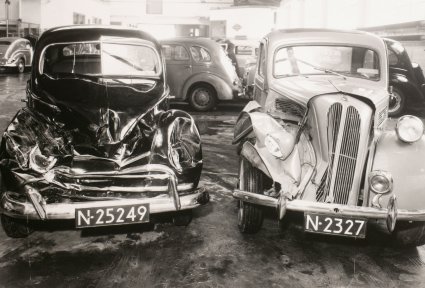 Renault en Ford Anglia (collectie Stadsarchief 's-Hertogenbosch)