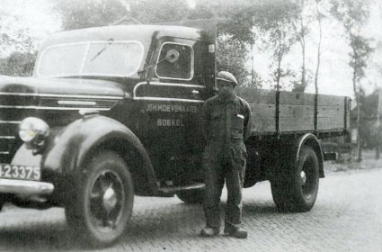 Jan Hoevenaars bij zijn vrachtwagen (Collectie Heemkundekring St. Achten op Boeckel)