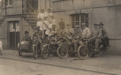 Harley Davidsons en een Indian Power Plus, c. 1920.