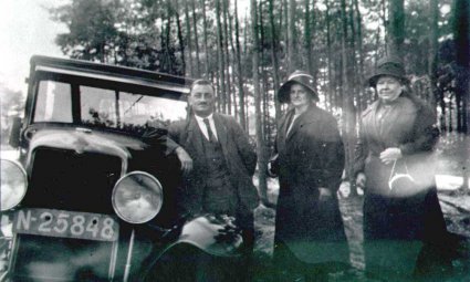Familie Althuizen bij de auto (Collectie Heemkundekring St. Achten op Boeckel)