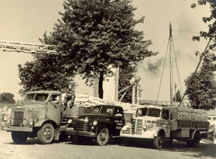 V.l.n.r. International, Chevrolet en Bedford in de Piushaven, 1947 (Collectie M. Leyten-Schraven)
