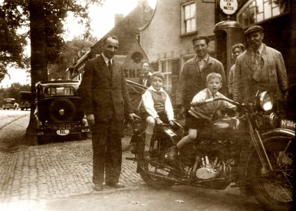 Onopvallend op de achtergrond staat de auto van J. Maessen (Collectie L. de Smet)