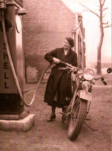 Mevrouw Maessen tankt de Harley van Roels vol (Collectie L. de Smet)