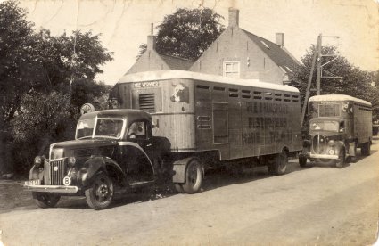 Twee vrachtwagens van de firma Sterkens uit Made (collectie W. van Gils)