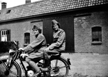 Cor en Ans in uniform op de motor, c. 1940-1946 (Collectie J. Bongers)