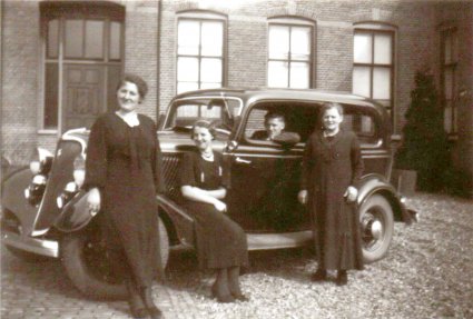 V.l.n.r. Anna Creemers, Mia Creemers, Karel Creemers (achter het stuur) en moeder Nel Creemers-Reijntjes bij de auto (Collectie H. Creemers)