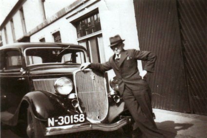 Karel Creemers bij de Ford voor het familiebedrijf aan de Grotestraat (Collectie H. Creemers)