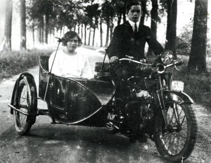 350 cc Saroléa uit c. 1924 met (licht) Engels zijspan.