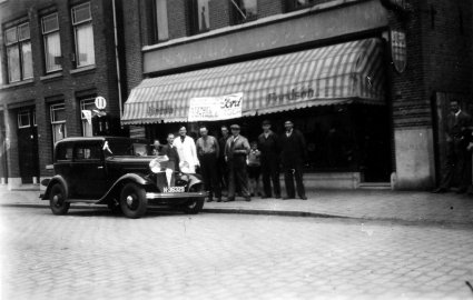 Zuidelijke stempelcontrole Ford Tour bij Garage Broos, Brugstraat 18 Roosendaal (Particuliere collectie)