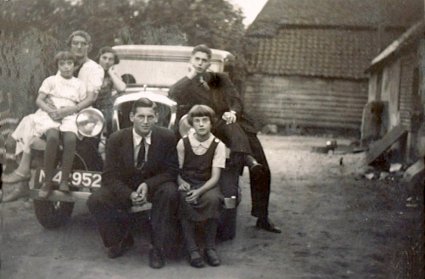 Het gezin Van de Rakt bij de bedrijfsauto (originele foto: Collectie Henk Geurts)