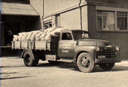 De Chevrolet vrachtwagen van de firma Schraven-Eijsbouts, c. 1947-1950 (Collectie M. Leyten-Schraven)
