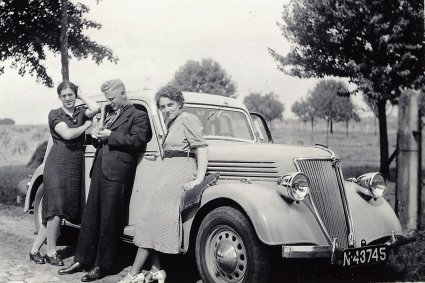 Renault, c. 1938 (collectie J.F.P.I. van der Sanden)