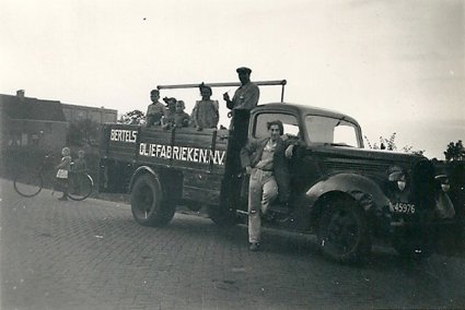 De vrachtwagen met het opschrift Bertels' Oliefabrieken N.V. (foto: Collectie S. Kuiper-Stevens)