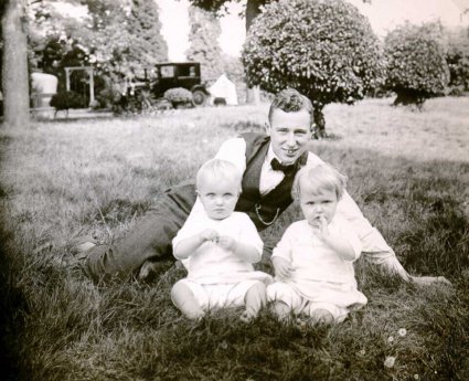 Vader met zijn jongste zusjes, met op de achtergrond de Ford, 1925 (Collectie A. v.d. Vaart)