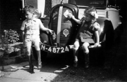 N-48724 op een Skoda Cabriolet 1937, met de kinderen op de bumper, c. 1948-1949 (Collectie W.F.M. de Kort)