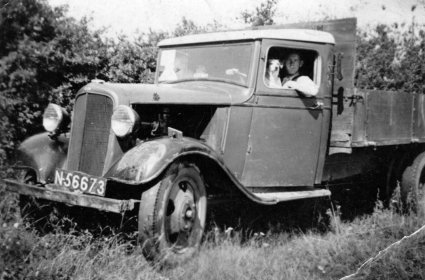 Toon van Sambeek in zijn Chevrolet (Collectie EstersHeem)