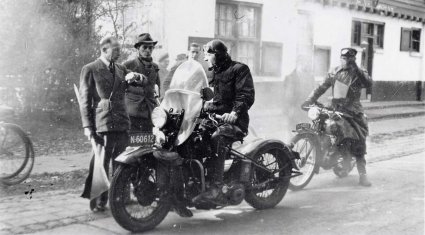 Harley-Davidson en Eysink (foto: Jos van Berkel. Bron: collectie Regionaal Archief Tilburg)