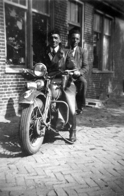 J.C. v.d. Bend op een Harley-Davidson (Collectie A. v.d. Bend)