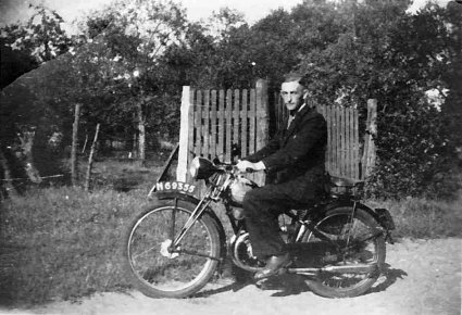 Mijn vader op de motor, c. 1943-1944 (foto: Collectie Nettie Trapman-van der Mooren)