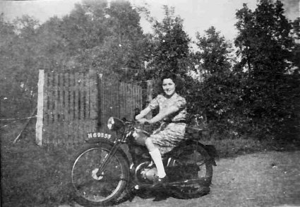 Mijn moeder op de motor, c. 1943-1944 (foto: Collectie Nettie Trapman-van der Mooren)