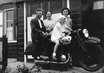 Mijn moeder en familie bij de motor (foto: Collectie Nettie Trapman-van der Mooren)