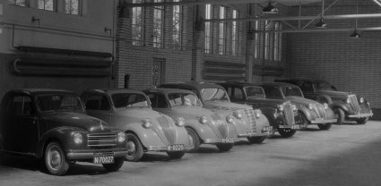 Vught, 1949. V.l.n.r. 1) Fiat 500C, 2 en 3) Fiats 500 of 500B, 4) Fiat 1100, 5) Wolseley Eight 1946/47, 6) Fiat 1100 of Simca 9 7) Studebaker 1935 (collectie BHIC)