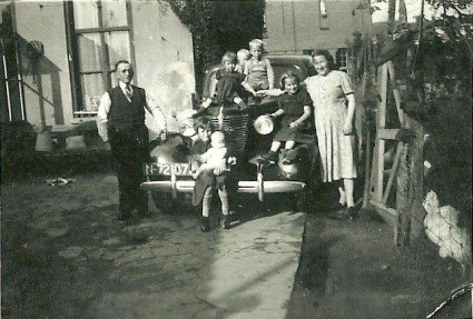 Het gezin Liebregts bij de auto (Collectie H. Lanters)