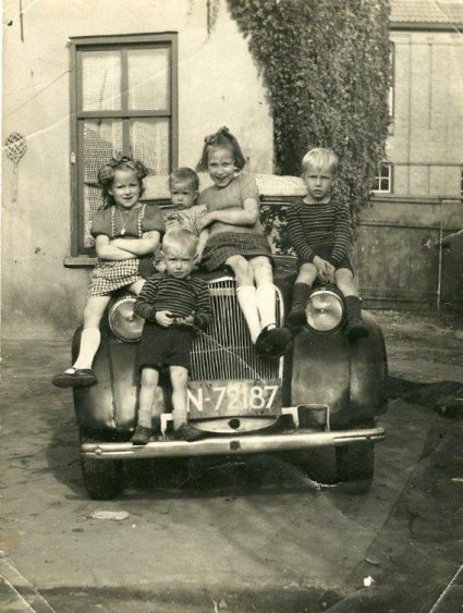 De kinderen Liebregts op de auto (Collectie H. Lanters)