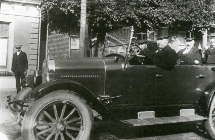 De auto van Schiks in 1921 (Collectie HKK St. Achten op Boeckel)